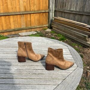 Linea Paolo Sadie Block Heel Bootie size 9.5‎